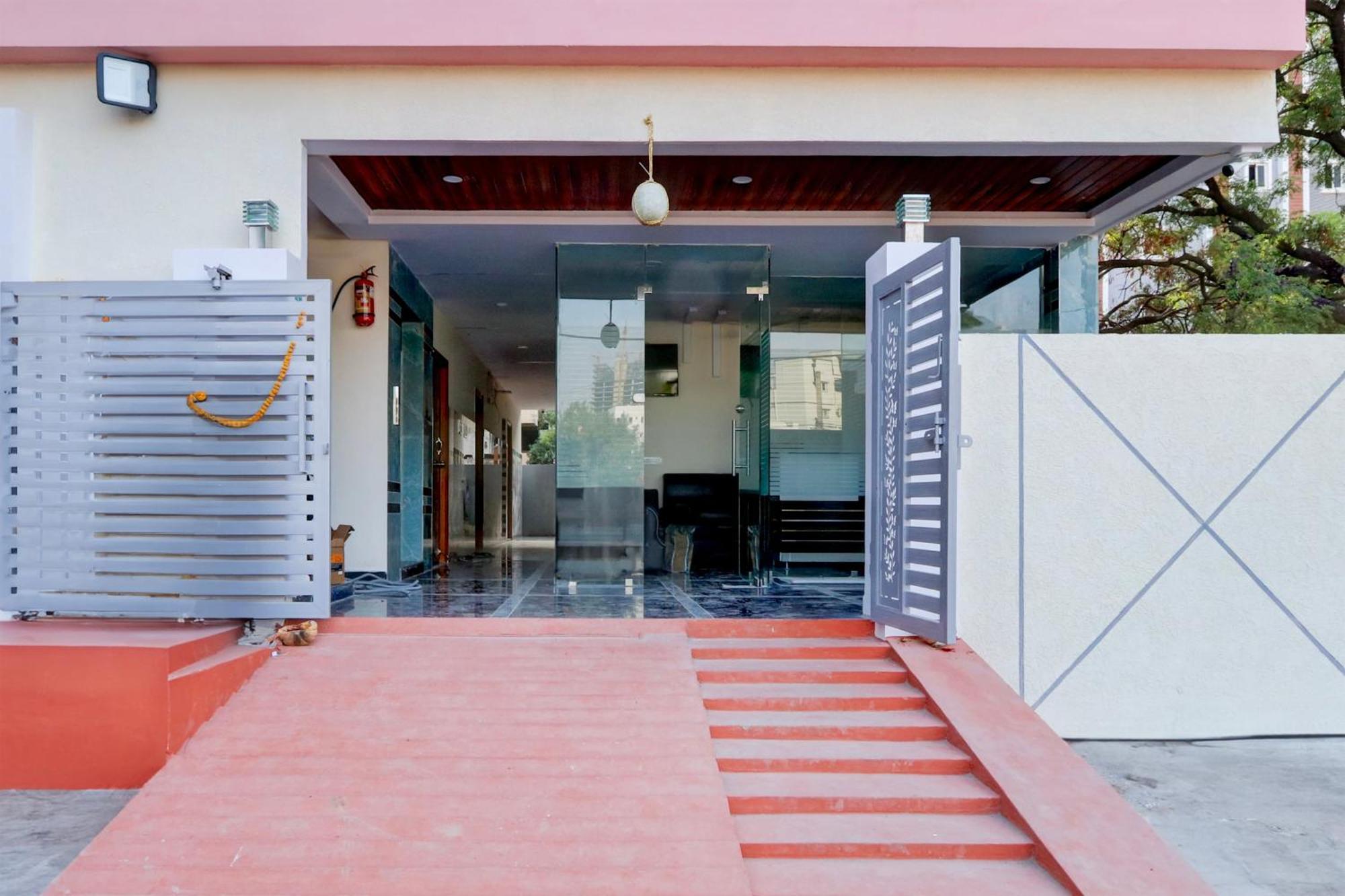 Super Townhouse Nanak Ram Guda Near Waverock Sez Hajdarábád Exteriér fotografie